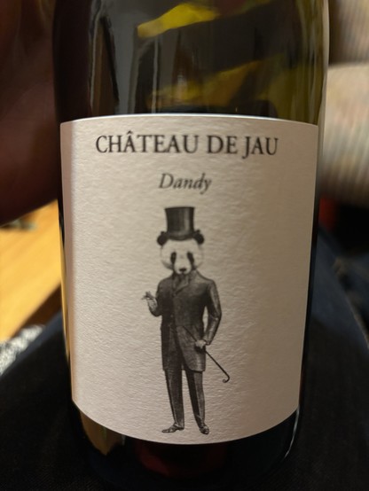 Eine Flasche Rotwein, auf dem Etikett ein 19. Jhdt Dandy mit dem Kopf eines Pandas . 